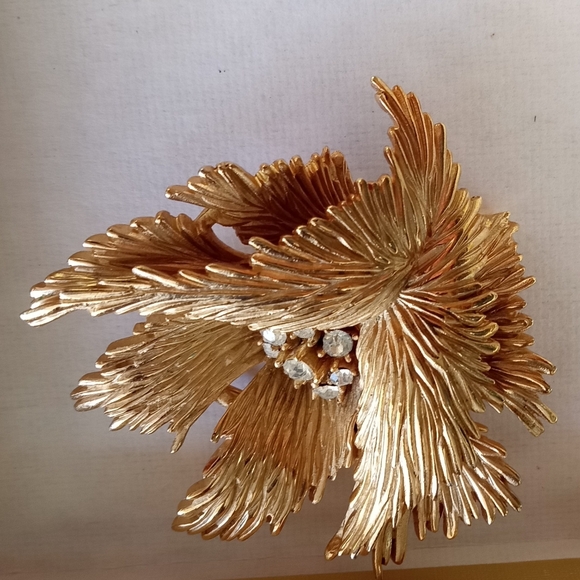 Trifari Textured 3D Gold Tone Rhinestones Center Leaf Design Signed VTG Brooch - Picture 13 of 16